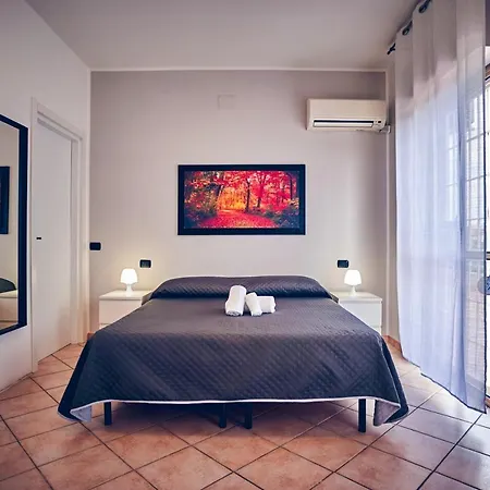 Travelershome 7Metri Ciampino Guesthouse-3